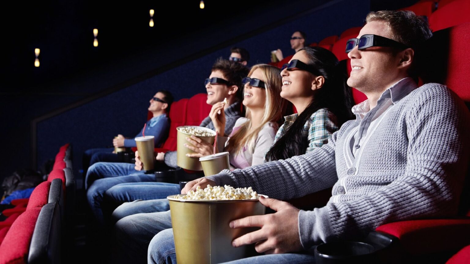 Una settimana ad AI Vision Fest: cosa aspettarsi dalle due giornate al GAMM Persone guardano film al cinema