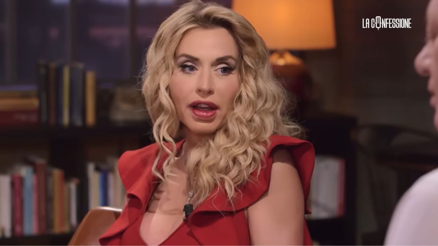 Valeria Marini ci prova con Giacomo al GF Vip: quello che ha detto lui agli altri concorrenti fa ridere tutti Valeria Marini durante un'intervista