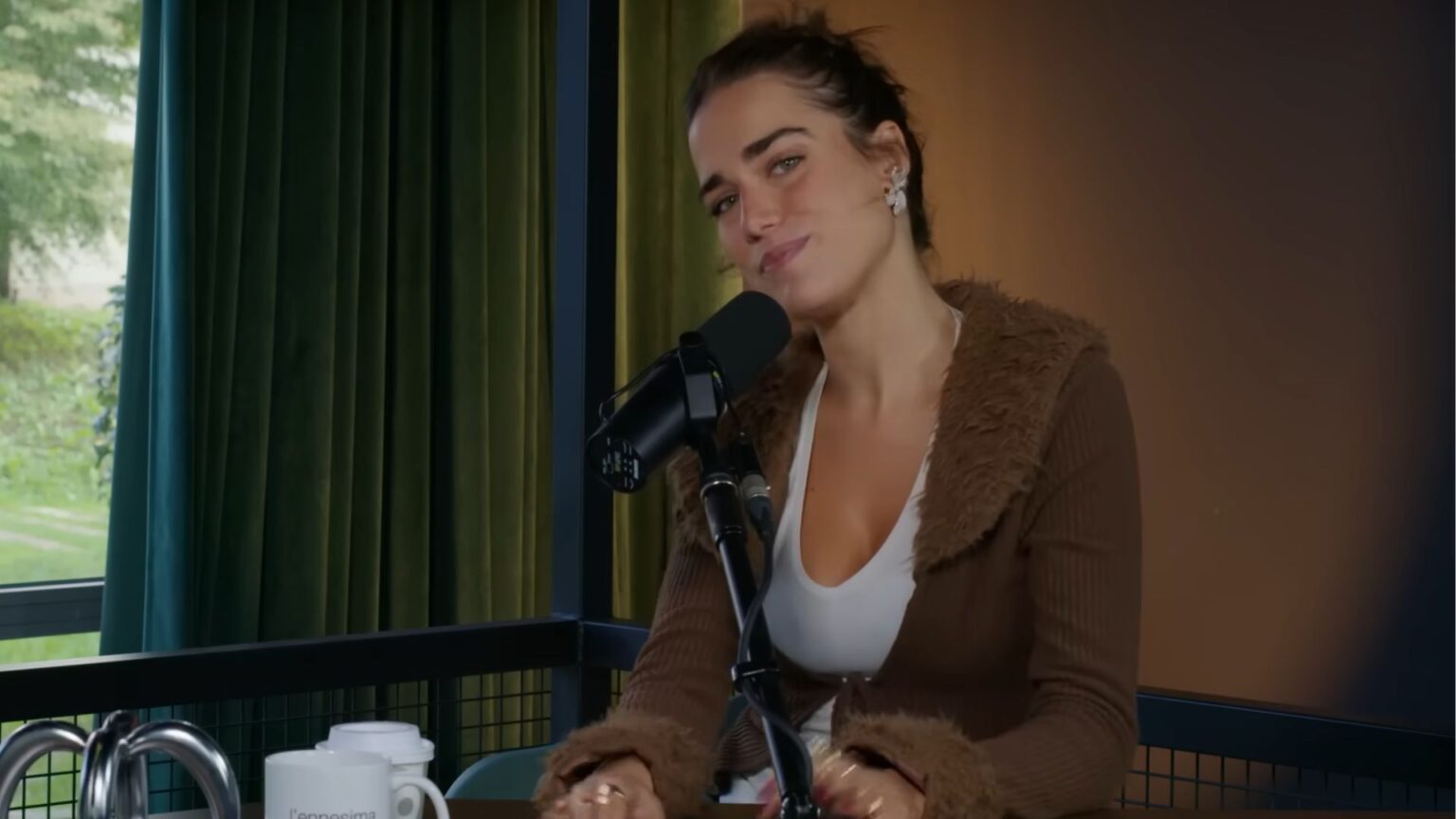 L’abito di pelle nera con piume di Clara a Venezia 83 nasconde 30 anni di storia della moda italiana La cantante Clara durante un'intervista