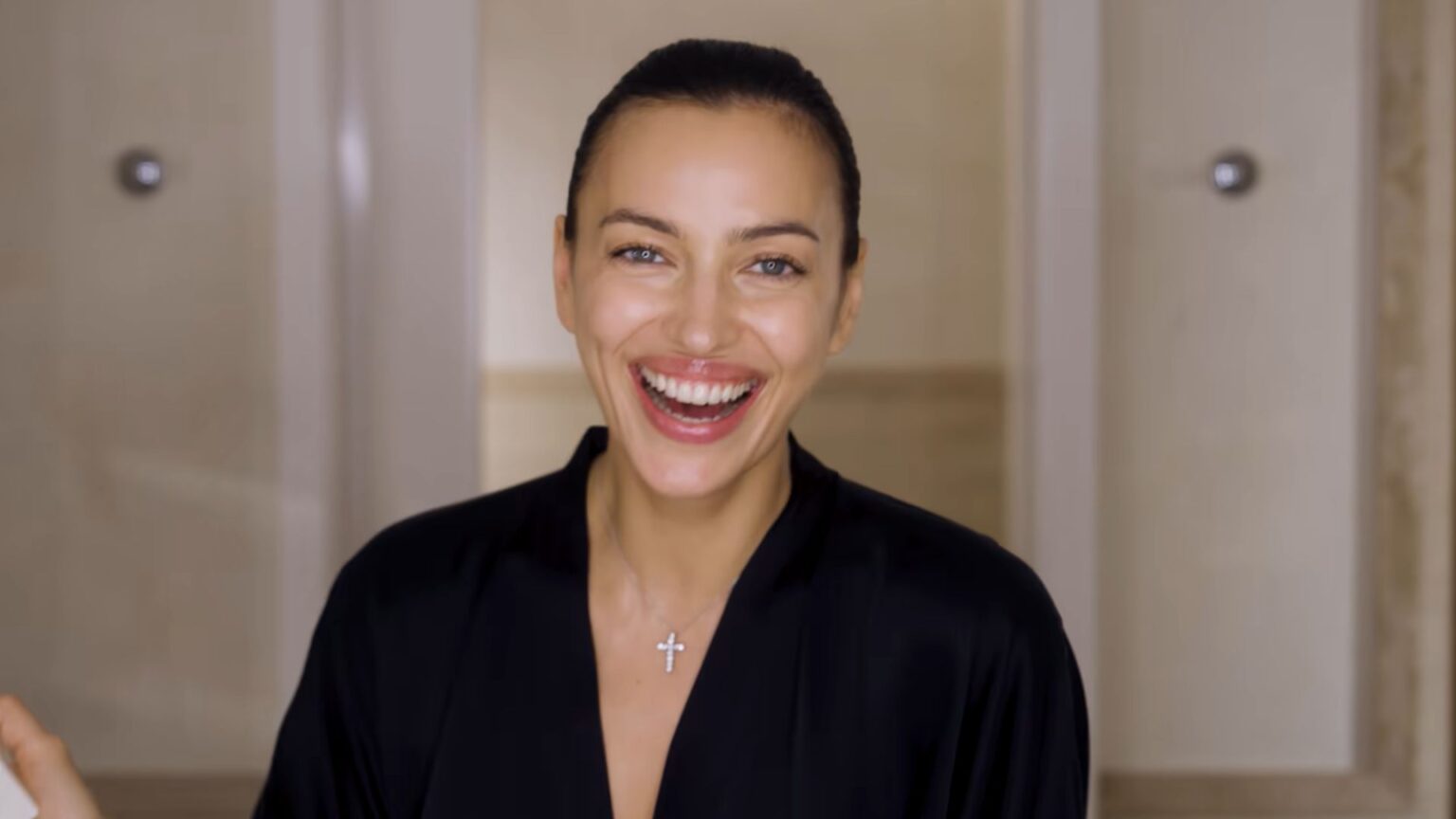 Il tubino nero di Irina Shayk a Venezia 83 svela slip e reggicalze in vista, ma è un abito d’archivio Dolce&Gabbana Irina Shayk durante un'intervista