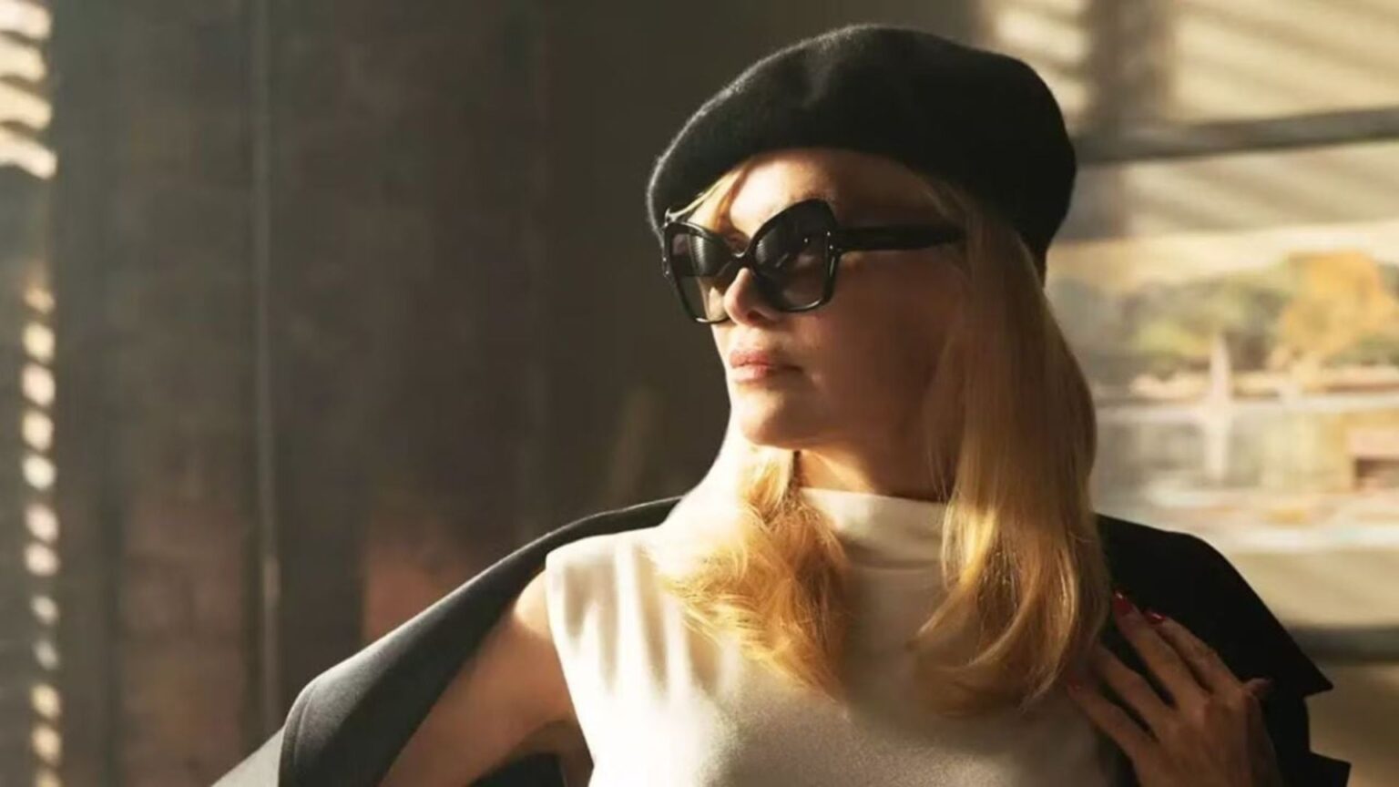 Il segreto dei look arcobaleno di Pamela Anderson a Venezia: ogni colore nasconde una scelta Pamela Anderson in Una Pallottola Spuntata