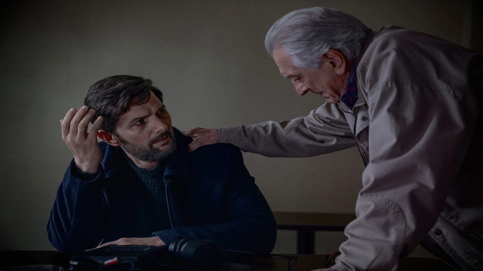 Suo figlio viene rapito e ha poco tempo per salvarlo in questo thriller su Netflix con Robert De Niro Adam Scott e Robert De Niro in L'Uomo dei Sussurri