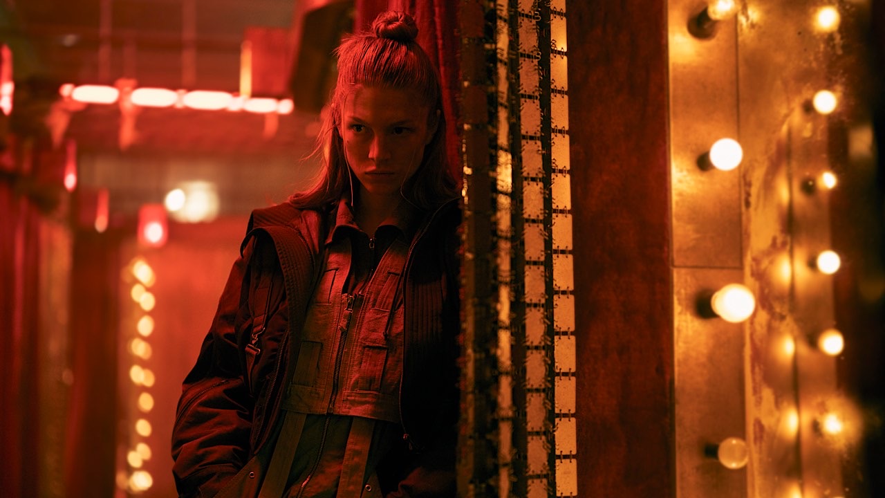 Hunter Schafer nei panni di Cora in una scena della miniserie Blade Runner 2099