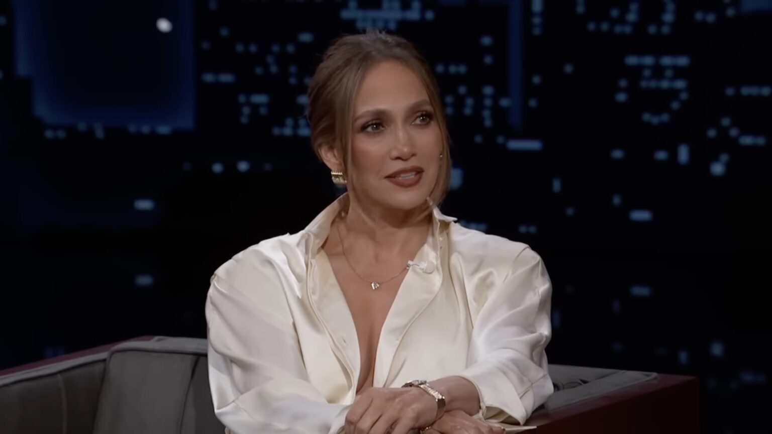 Jennifer Lopez cambia ancora look e a Parigi si trasforma in una diva d’altri tempi: la maxi pelliccia ruba la scena Jennifer Lopez