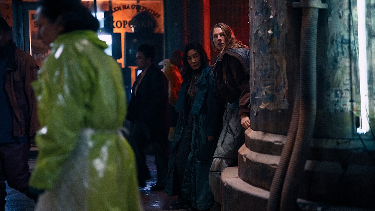 Michelle Yeoh e Hunter Schafer nei panni di Olwen e Cara in una scena della miniserie Blade Runner 2099