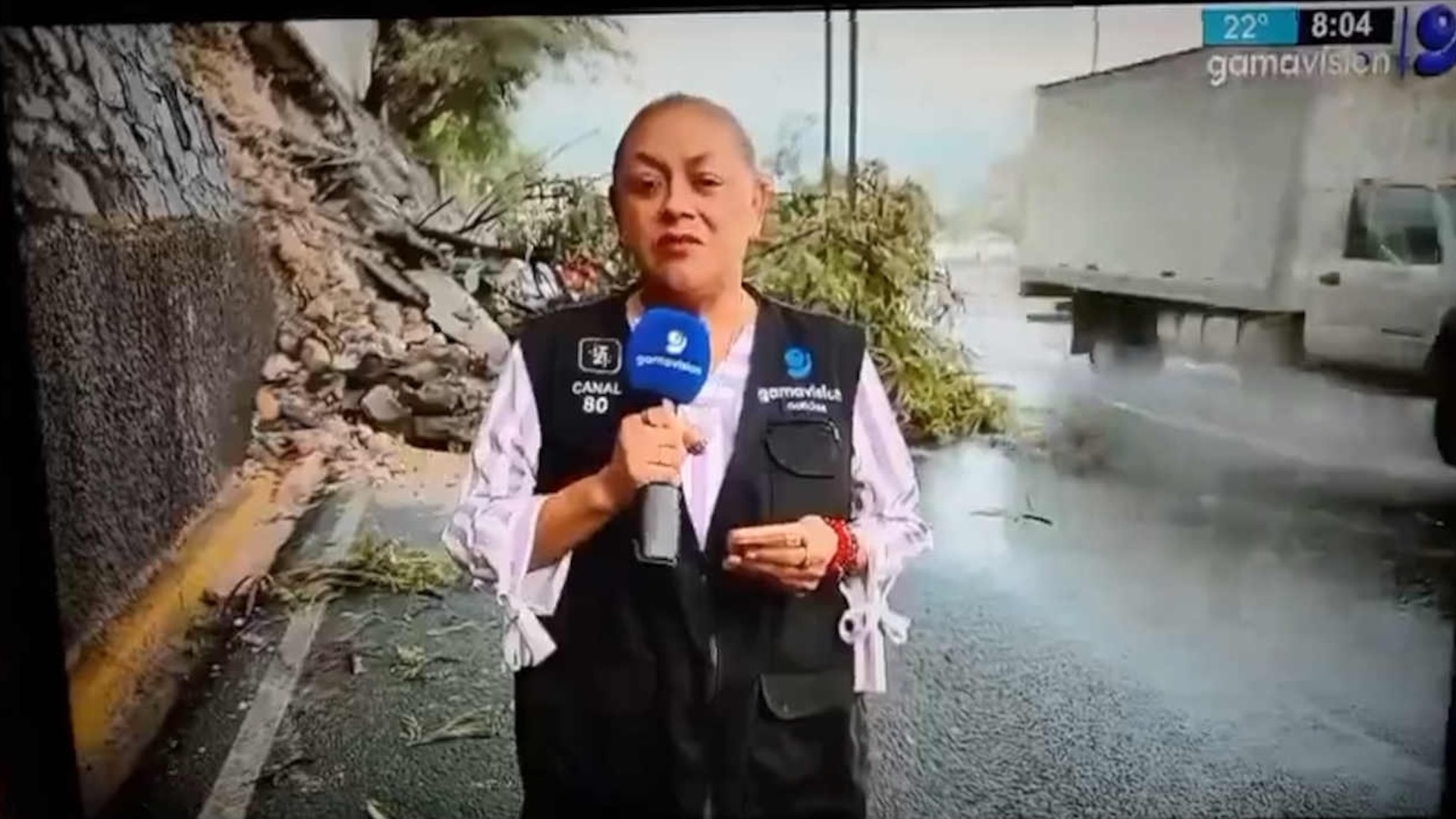 stanno facendo una diretta quando una jeep perde il controllo e li travolge il video fa paura siamo vivi per miracolo da Screenworld.it stanno facendo una diretta quando una jeep perde il controllo e li travolge il video fa paura siamo vivi per miracolo