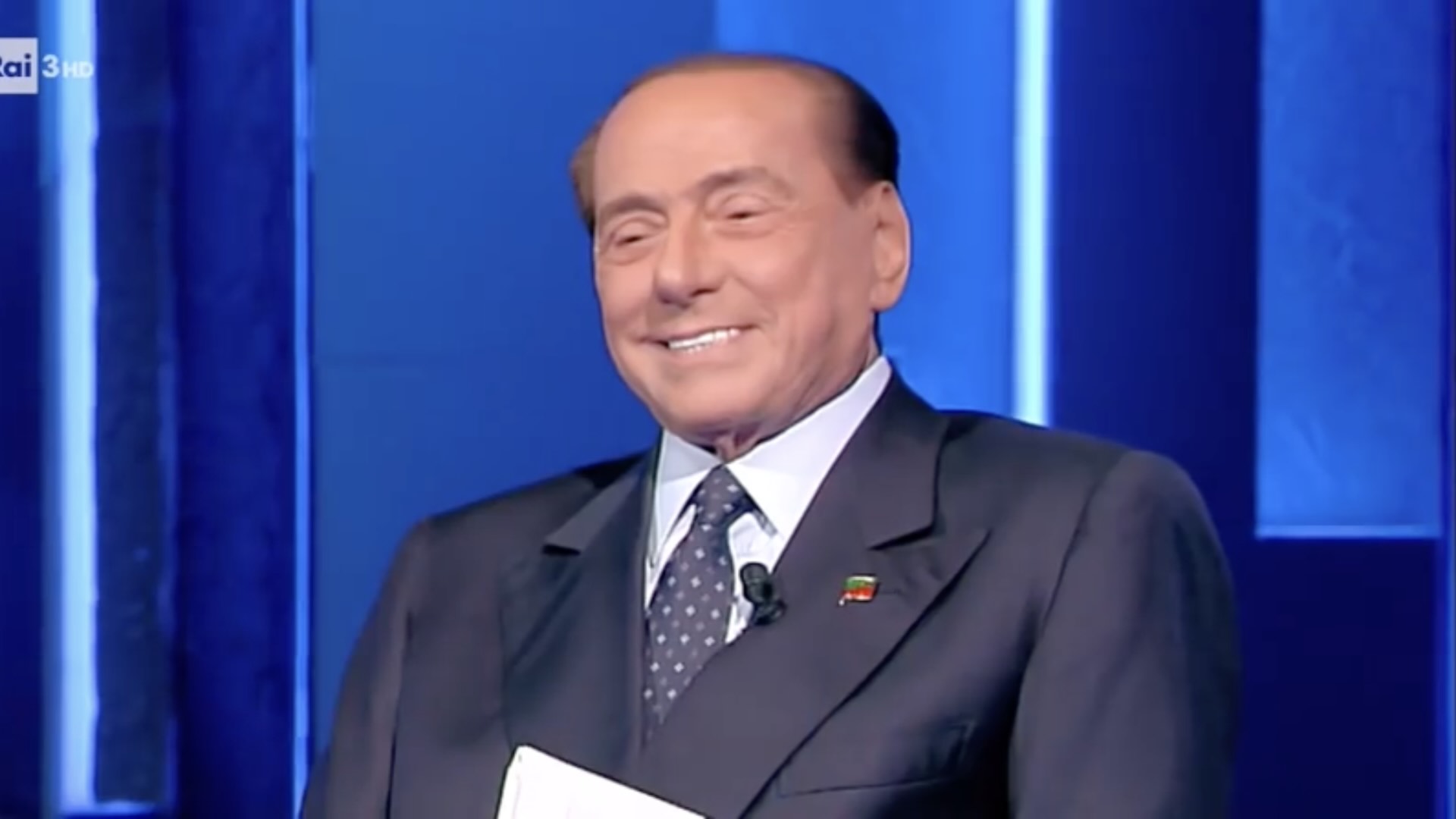forza italia celebra silvio berlusconi con una maxi torta ma sopra spunta la celebre sedia di marco travaglio da Screenworld.it forza italia celebra silvio berlusconi con una maxi torta ma sopra spunta la celebre sedia di marco travaglio