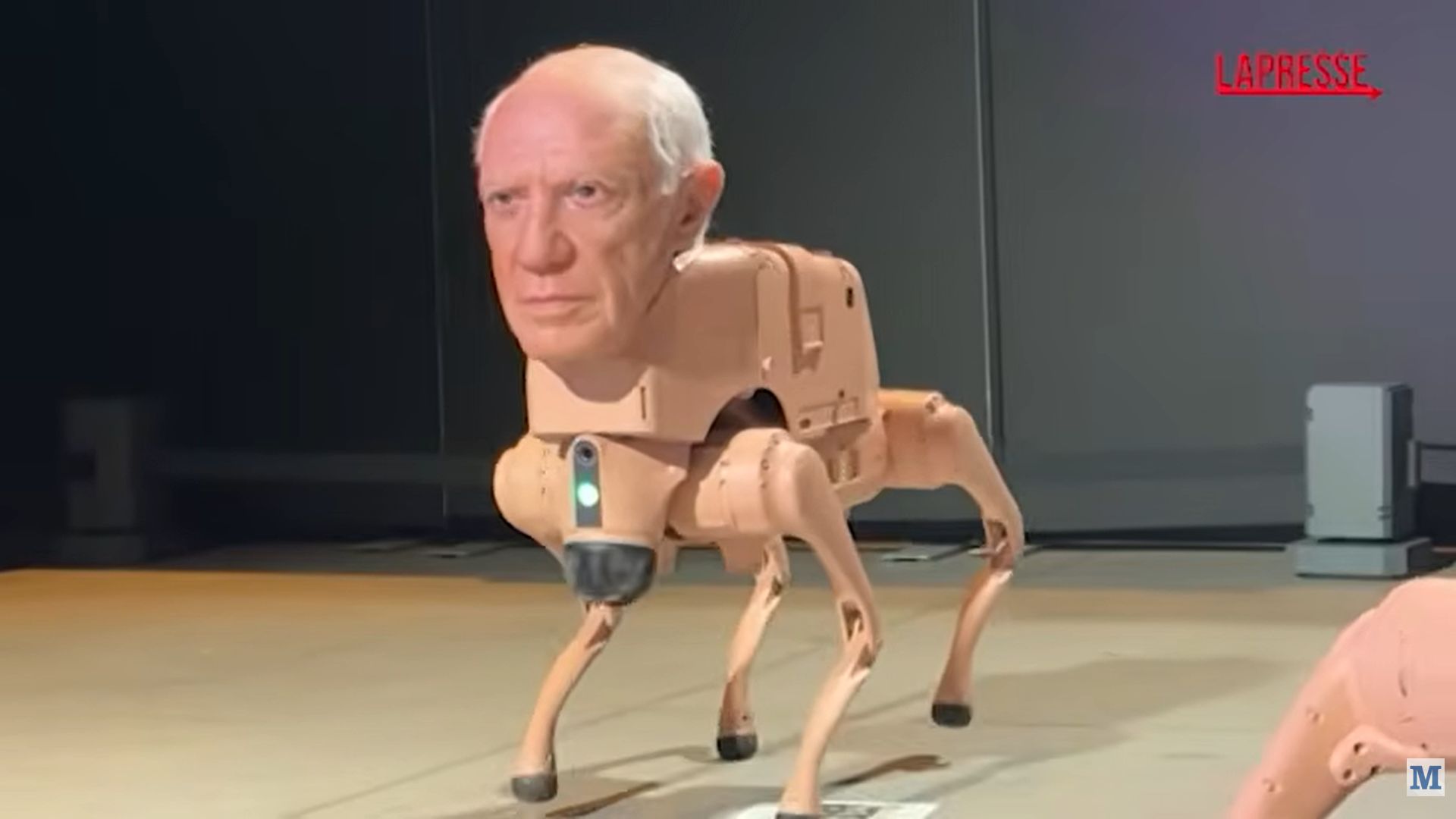 cani robot con le facce di musk e bezos che defecano arte da 100mila dollari i video sono virali da Screenworld.it cani robot con le facce di musk e bezos che defecano arte da 100mila dollari i video sono virali